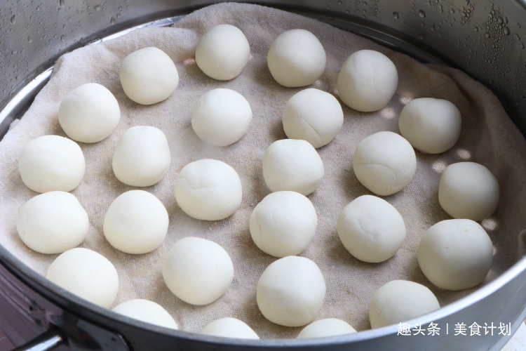 夏天就馋土豆新吃法,搓一搓蒸10分钟,出锅汤汁一滴不剩!