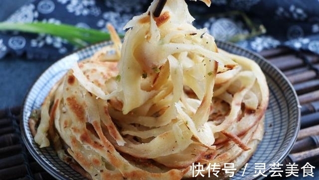 做法简单的烙饼，不用揉面不用发面，外酥里嫩热乎乎的才好吃