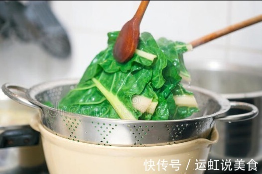 不管炒什么青菜,都不要直接下锅,掌握2个要点,脆嫩翠绿不出水