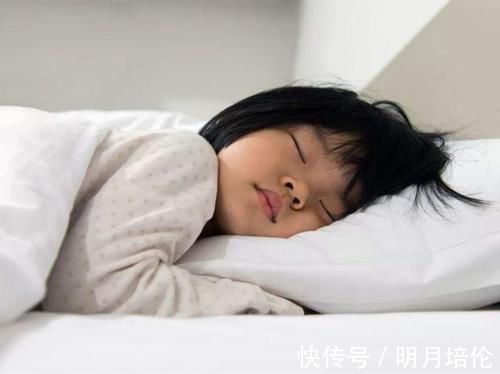 奶奶|奶奶带娃身高猛涨,妈妈带娃却停止发育,医生:都是午睡惹的祸