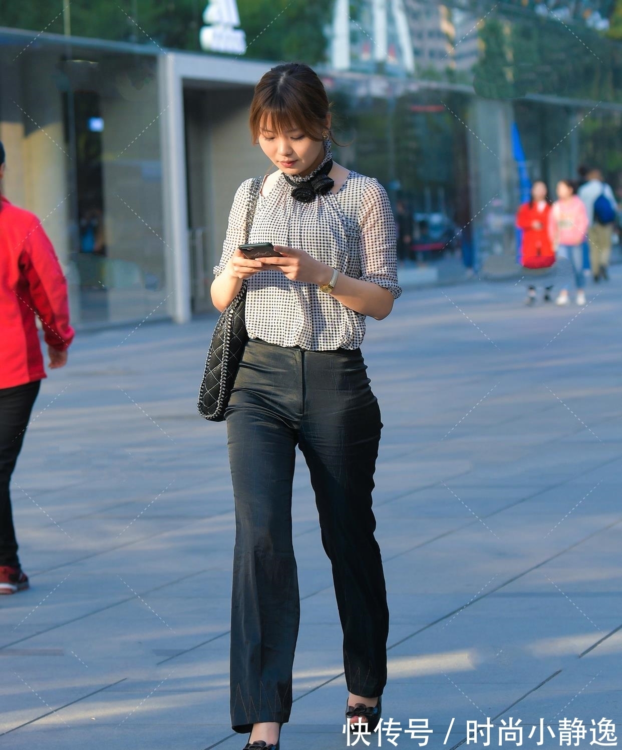 穿搭|格子复古挂脖镂空衬衫,黑白格子加上黑色蝴蝶结,日常通勤单品