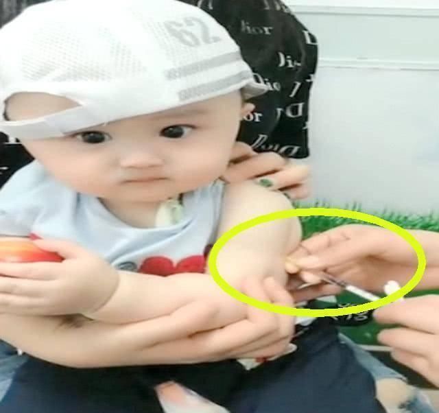 吃货|宝宝打针,全程只知道吃,护士都被逗笑了,网友一个妥妥的吃货