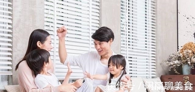 宝妈|宝宝“全副武装”看电视,宝妈在一旁睡倒,孩子:这届家长真难带