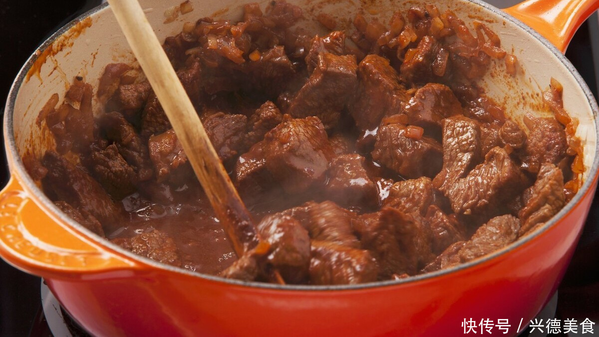 炖牛肉时,只需加入一勺红茶,炖出的牛肉软烂,鲜香软糯无腥味!