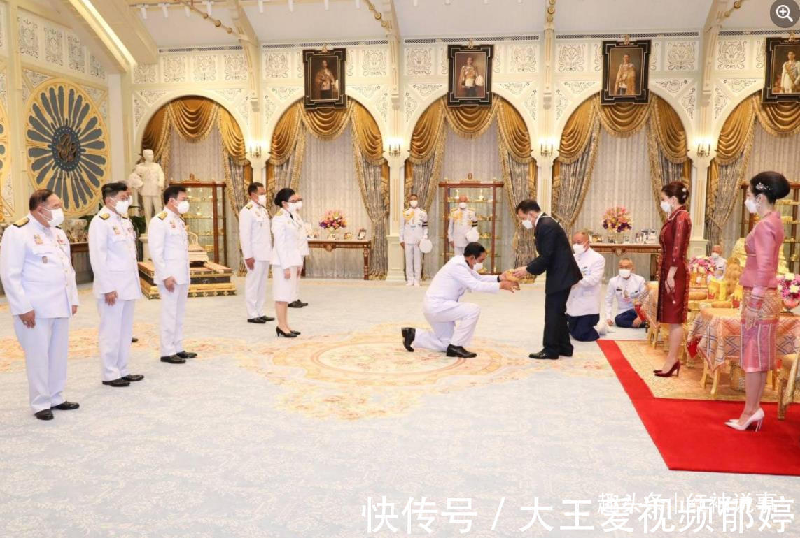 哇集拉隆功$苏提达熟知中华文化,穿中国红炫耀地位,给诗妮娜穿“妾室粉”