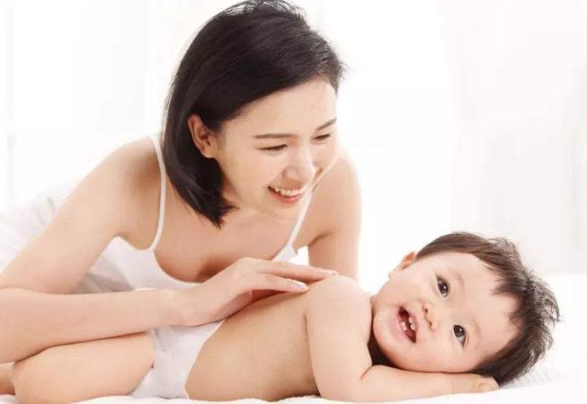 踢被子|宝宝睡觉踢被子不要担心,原因可能是这样,几个方法轻松解决