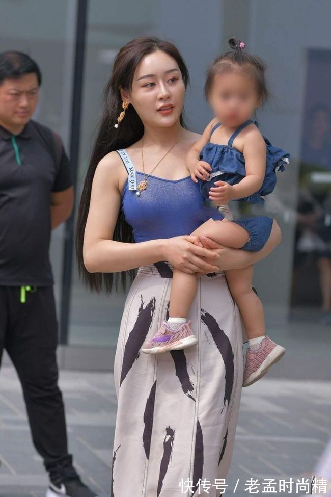 生活质量 时尚辣妈,吊带背心配长裙,成熟女性的温婉风