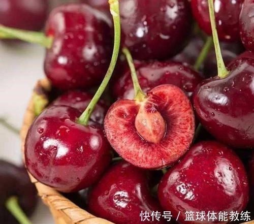 发芽|这2种水果别扔籽，处理好埋盆里，扎根发芽养成绿叶盆栽