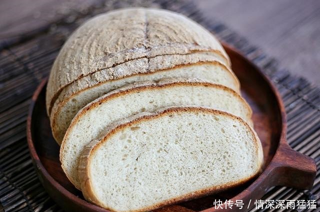 它是欧洲人的主食面包之一,只需2种材料就能做,健康美味有嚼劲