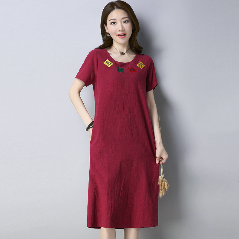 妹子们 难怪时髦老婆不爱穿连衣裙了，原来遇到这种“小黑裙”，美得惹眼