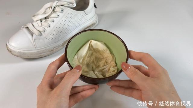 鞋子|白鞋变脏了别用水擦，教你不用一滴水，擦完鞋边像新的一样