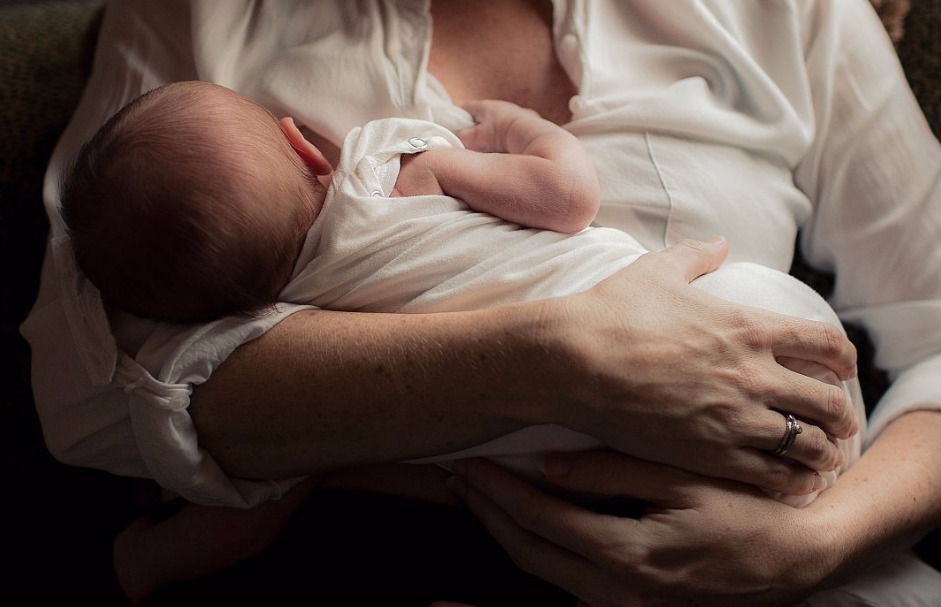 妈妈|三个月大的宝宝边喝母乳，边用手推妈妈，他想表达什么呢
