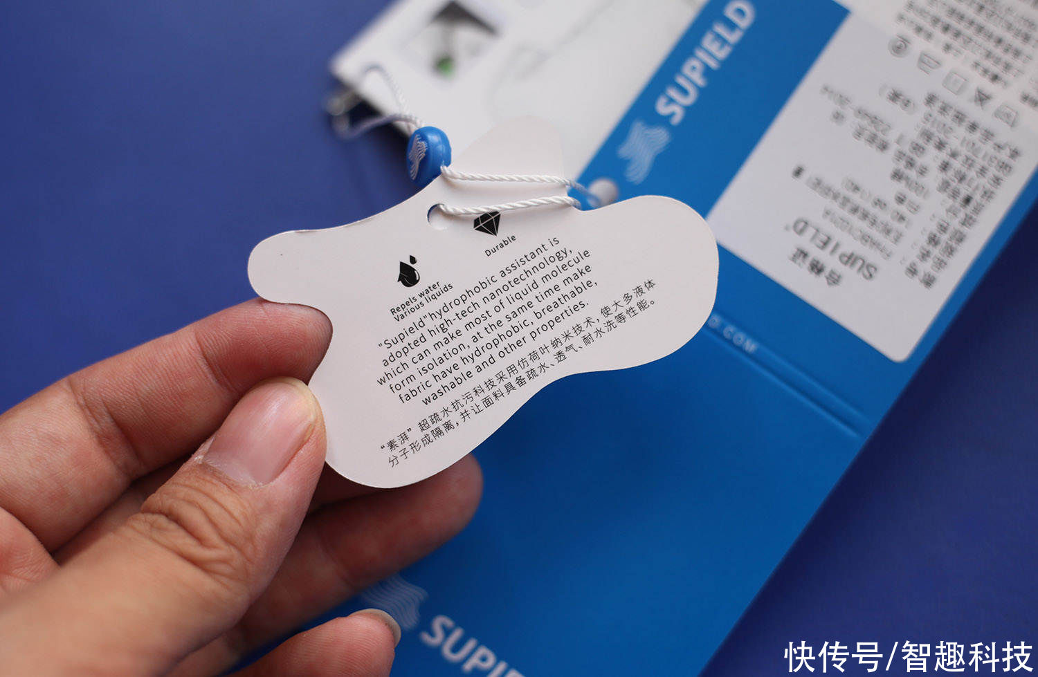 衣服|倒咖啡倒酱油测试白T恤，真的不会脏