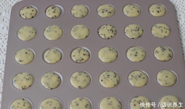 这零食用鸡蛋和面粉就能做,清香酥脆,搅一搅,烤熟就能吃,简单