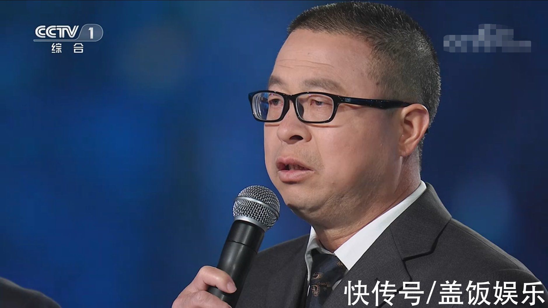 央视跨年晚会:任鲁豫独挑大梁疑口误,学生哽咽回忆袁隆平太催泪