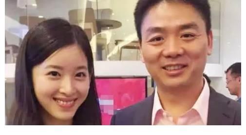 刘强东|刘强东的前妻“藏”了多年，终于露面，章泽天都黯然失色，她究竟是谁？