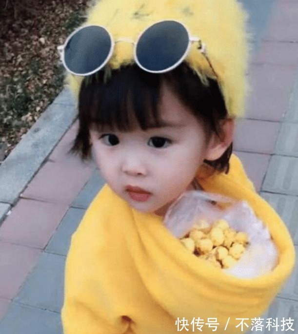 爸爸|爸爸粗心给女儿的衣服穿反了,当女儿转身后,妈妈笑喷