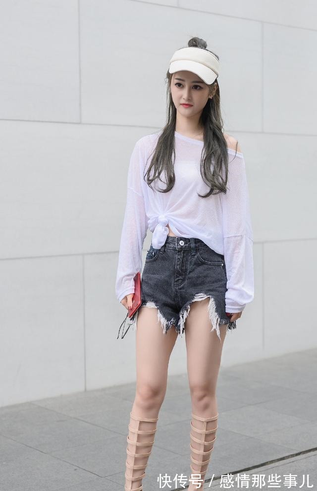 T恤 气质女人时尚穿搭,灰色T恤配白色牛仔,朴素整洁,富有魅力!