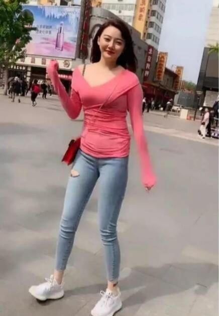 搭配|花季少女斜肩上衣搭配紧身牛仔裤出门，运动范十足，美丽不减分！