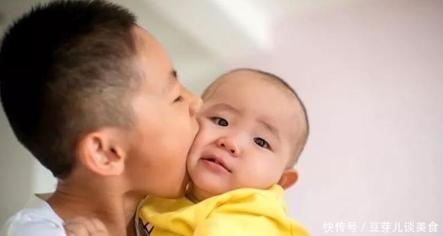 妈妈|妈妈出去买菜,9岁儿子自告奋勇照顾1岁妹妹,回来后宝妈后悔了