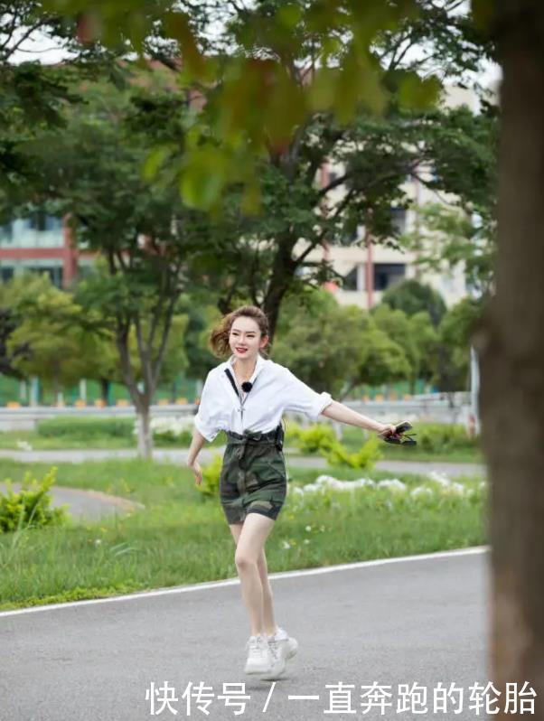 款式比较简|戚薇为显腿长,大胆拿“树叶”当鞋穿,不料秀出漫画腿