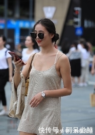 女人味|街拍：清凉优雅的长款吊带背心，十分具有知性的女人味，简单大方