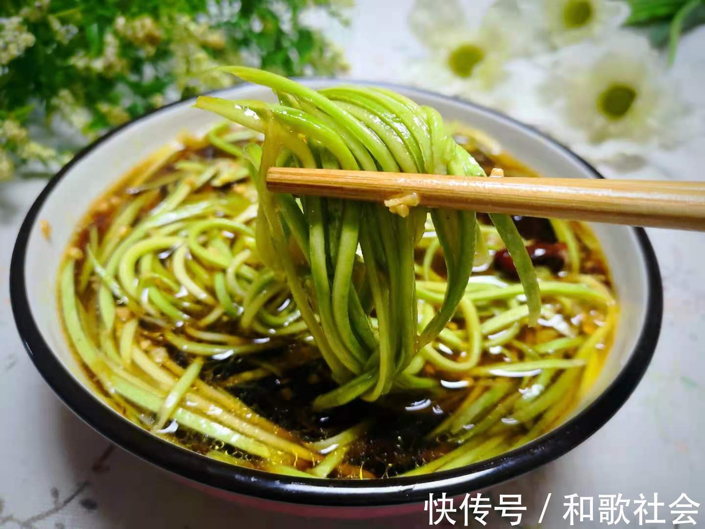 三伏天|这食材夏季很常见，才几毛钱一斤，加料一拌，清香爽口，开胃解暑