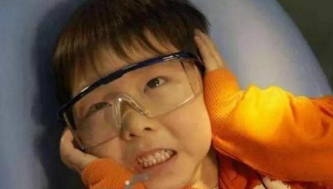 扁桃体结石|同学嫌弃儿子“嘴太臭”,妈妈带孩子检查,医生取出的颗粒是真臭