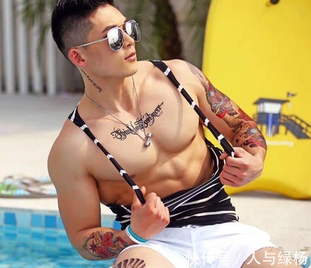 修身|你知道有肌肉的男生穿上修身的背心是什么效果吗今天就带你了解！