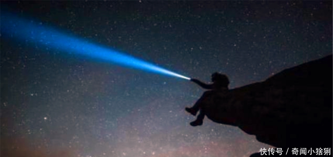 用手电朝天上照射再关了,手电光去哪了,是继续传播还是消失了?