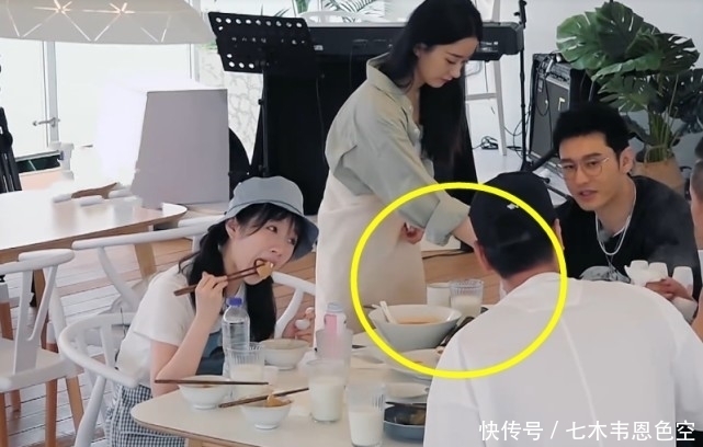 倒进|赵丽颖把喝剩的汤倒进盘里,李浩菲满脸嫌弃,黄晓明反应暴露情商