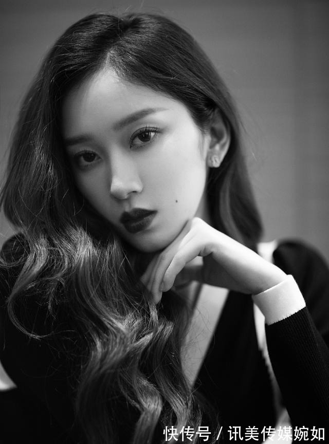 刘令姿|都说刘令姿是“超模身材”,穿针织衫配长裤比例惊艳,优雅又干练