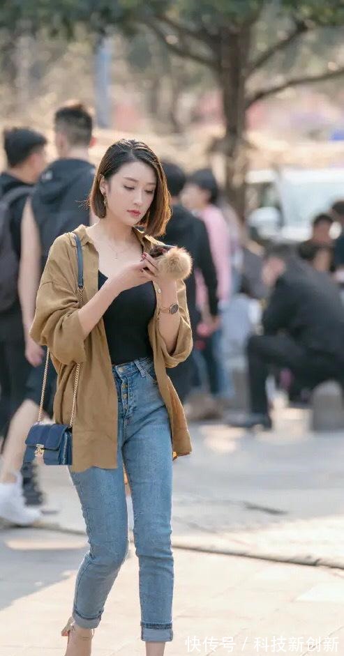 小姐姐 紧身牛仔裤搭配卡其色衬衫,俏皮可爱又清新,穿出曼妙曲线!