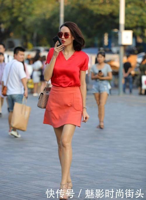 白领丽人,搭配红色短裙热情似火,展示优雅动人好身姿