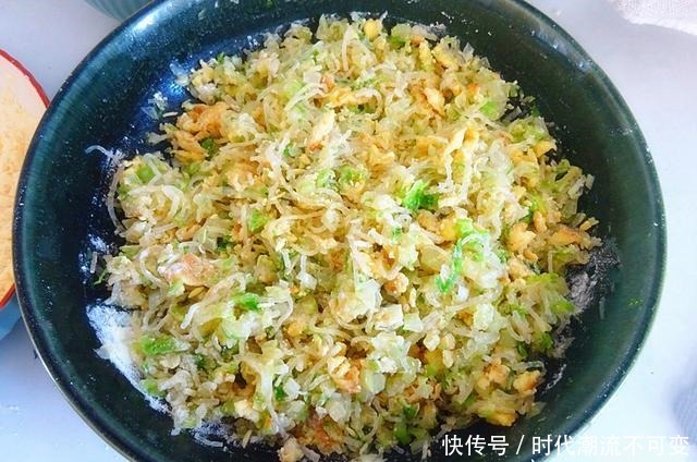 这是全家都爱吃的菜团,不用和面发面,简单省事,鲜香又解腻