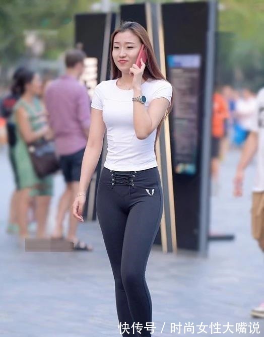 美女 黑色铅笔裤搭配紧身T恤,美女在人群中显得与众不同!