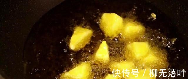 土豆|又一道菜火了,土豆块里打入2个鸡蛋,简单一拌,出锅给肉都不换!