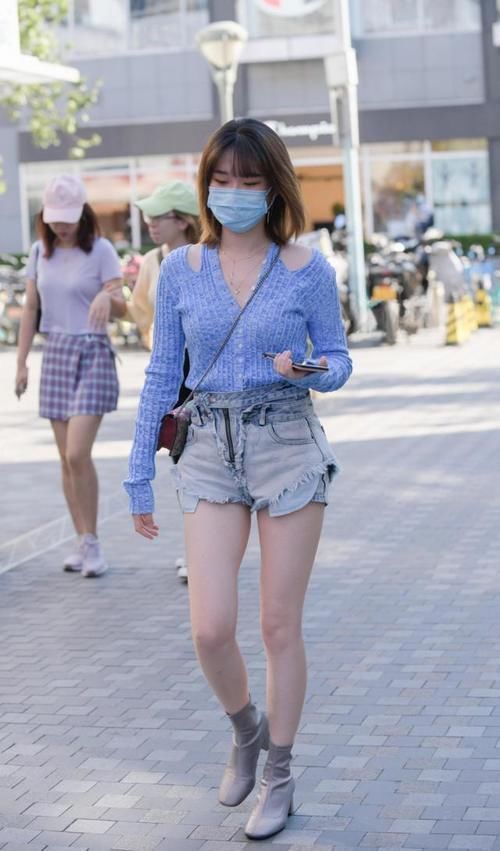 层次感 美女选择叠穿设计的牛仔短裤,更新潮,更洋气