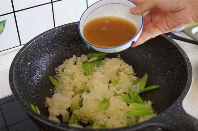 芹菜|秋季，银耳和芹菜是绝配菜，入秋后要常吃，很多人还不知道有啥用
