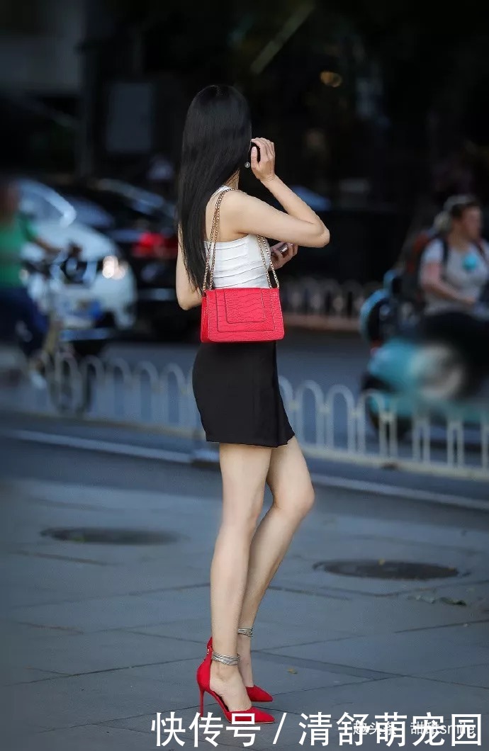 美女脚上搭配着一双尖头的粉色高跟鞋,让她看上去既年轻又有气质