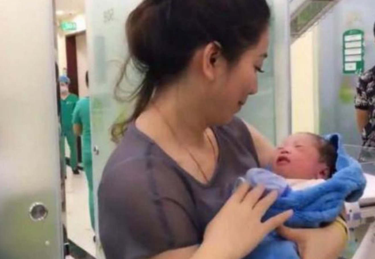 产房|最美外婆产房外走红,风头盖过宝宝,外婆:别看我,看我孙子