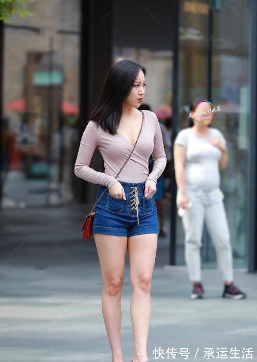 姿态|街拍青春阳光的小姐姐,清新简约的穿搭,尽显迷人姿态