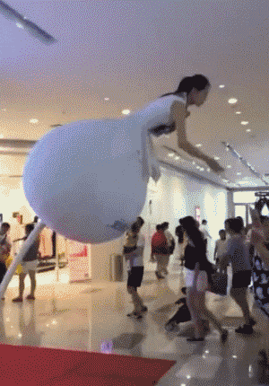 |搞笑GIF: 恐怕你要换一条裤子了 姑娘想都没想直接就坐了上去