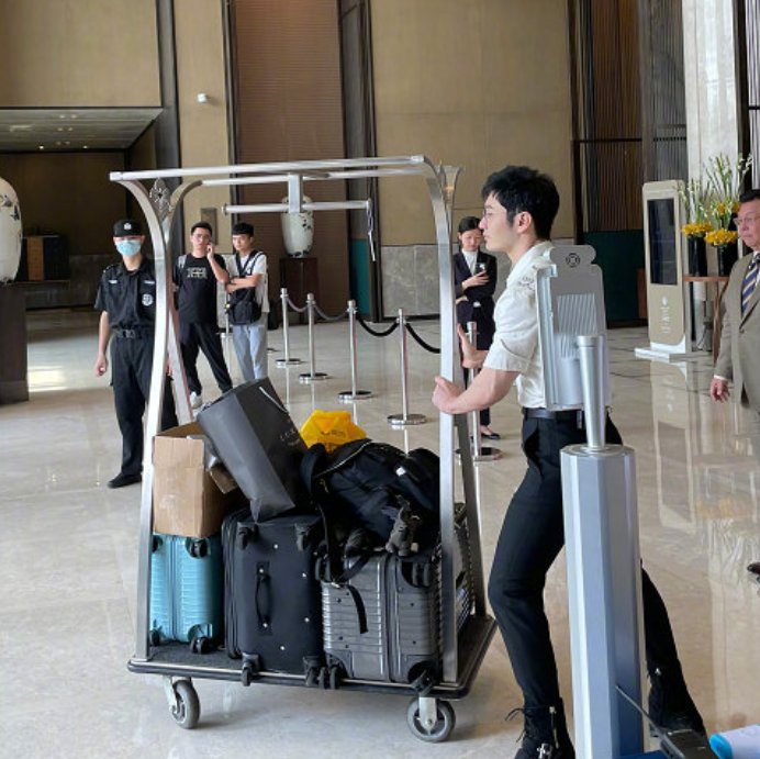 路透图|中餐厅5路透图曝光,龚俊丁真确认加盟,3位女嘉宾众望所归