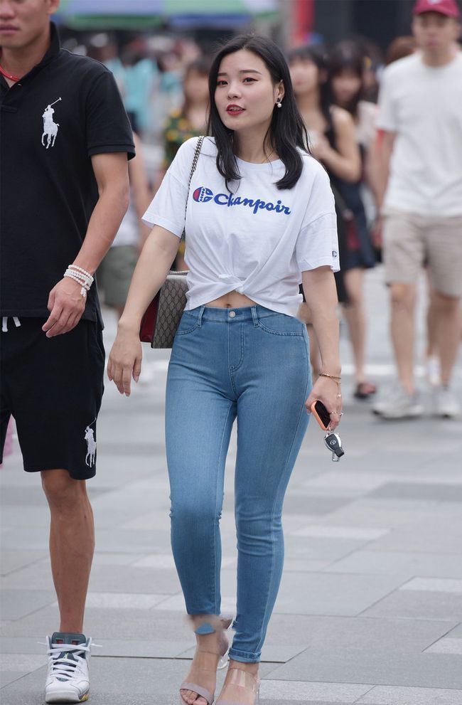 纯白印花短袖, 搭配修身牛仔裤, 青春活力, 简约中带有时尚