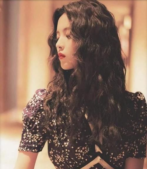 45岁左右的女人,过年别再烫“大妈卷”!试试这3款发型,特好看