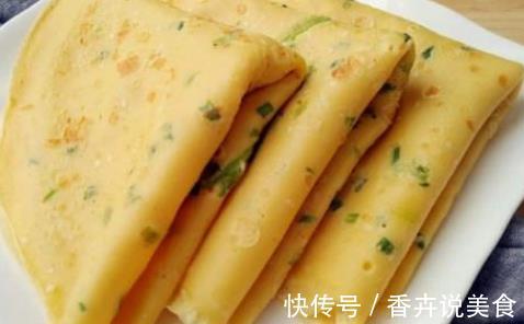 鸡蛋饼新做法,面粉里加点“它”,香甜酥软,儿子一顿能吃3个