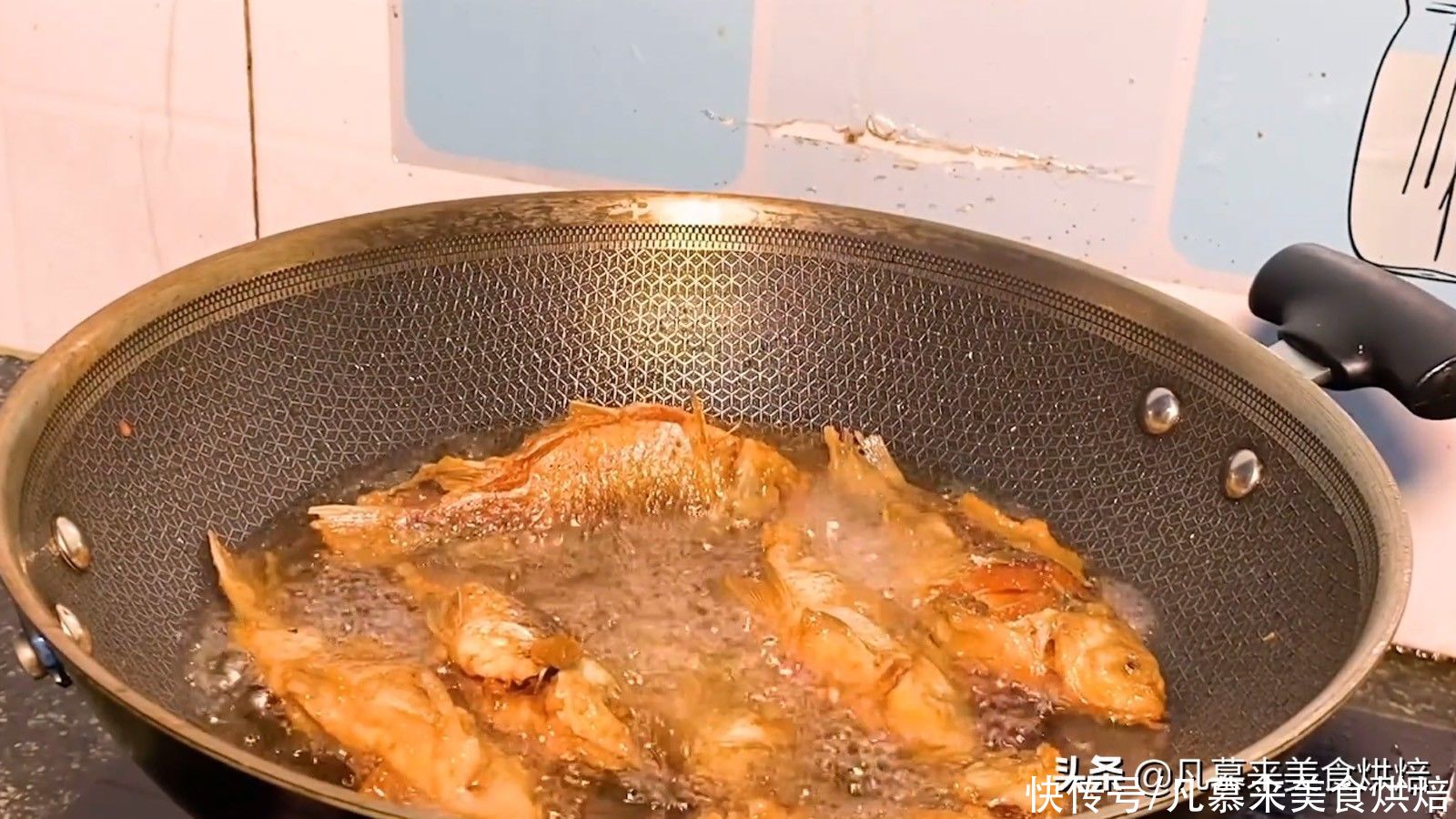  鲫鱼怎么做又无刺又酥烂？跟我学做炸酥鱼，肉香嘎嘣脆酥到骨头里