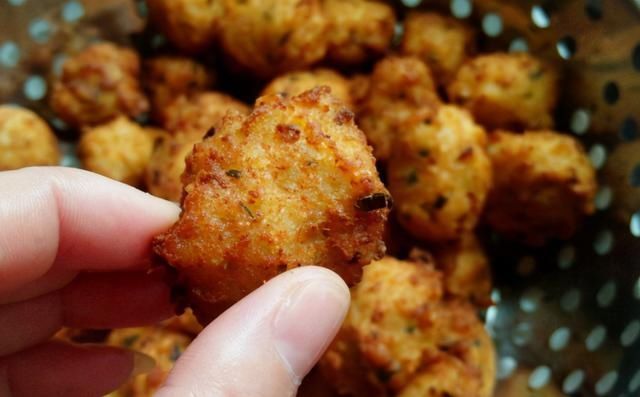  炸肉丸子，做好关键“2步”，丸子炸好酥脆美味，香味足无腥味
