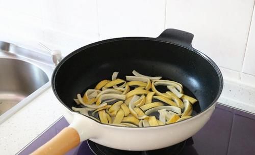 冬季|此水果的果皮是个宝，扔掉太可惜，放锅里炒一炒，冬季吃好处多